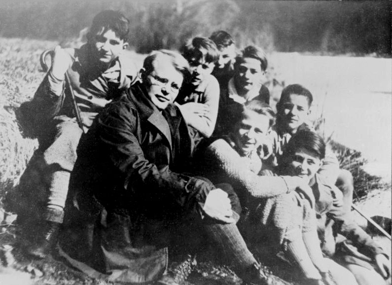 Bonhoeffer mit jungen