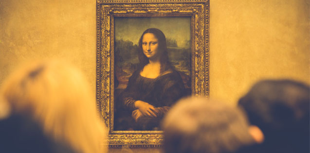 People looking at the Mona Lisa