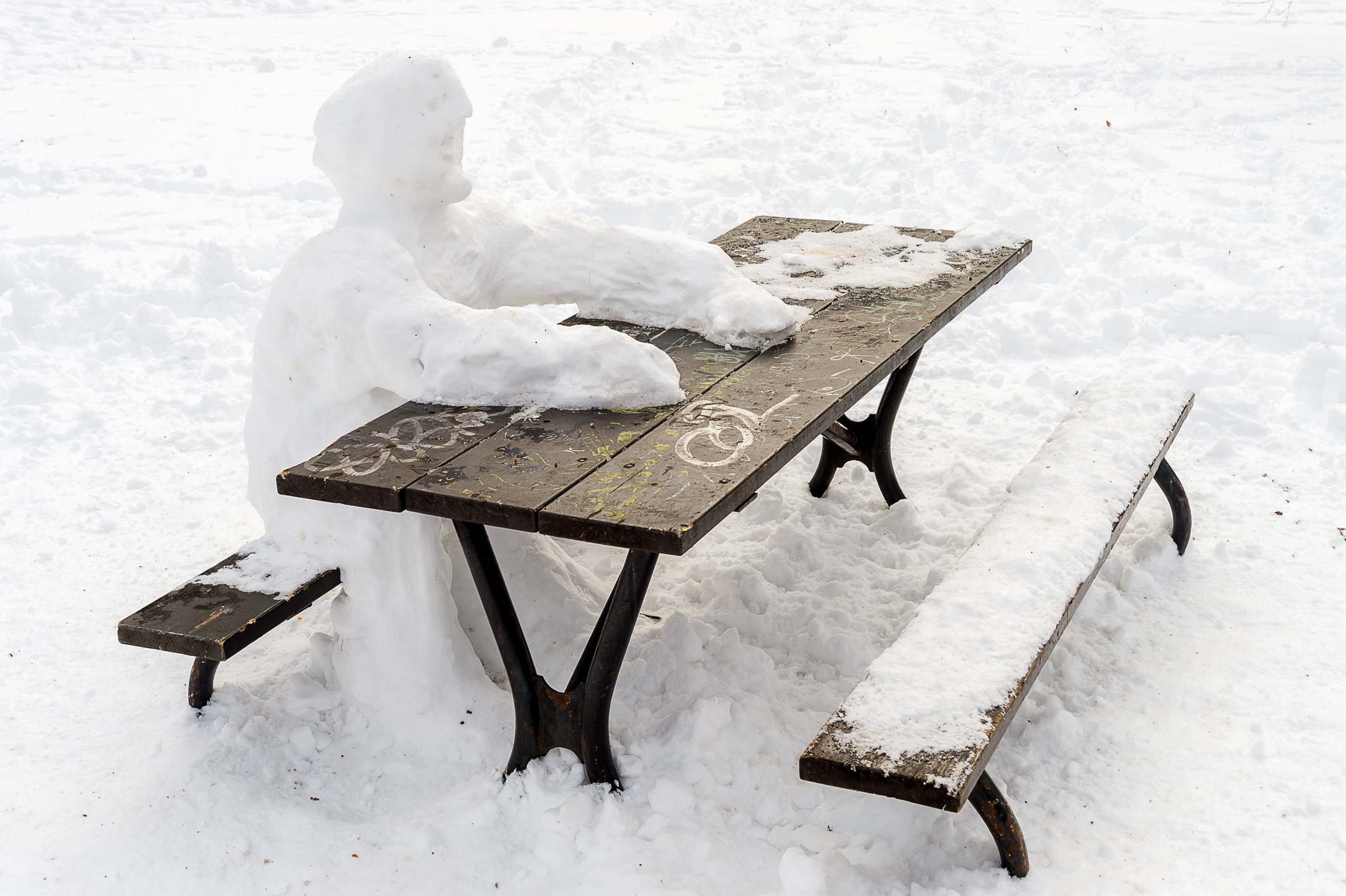 Сидит сугробе. Сидит в снегу. Человек сидит на снегу. Сидит зимой. Стулья в снегу 2007.