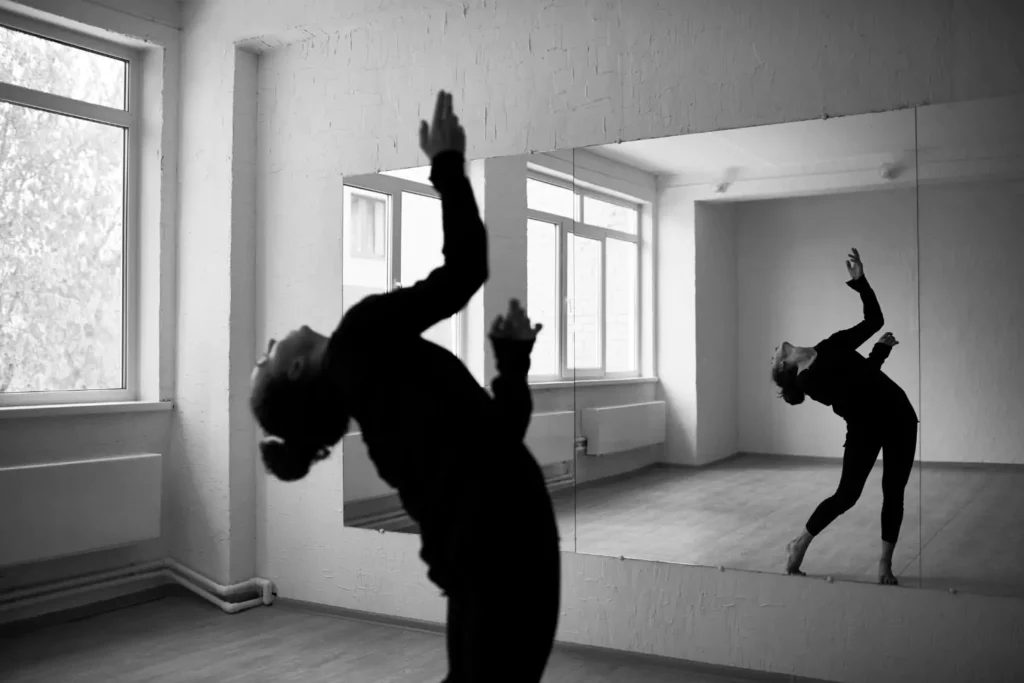 Dancer, dancing in front of a mirror