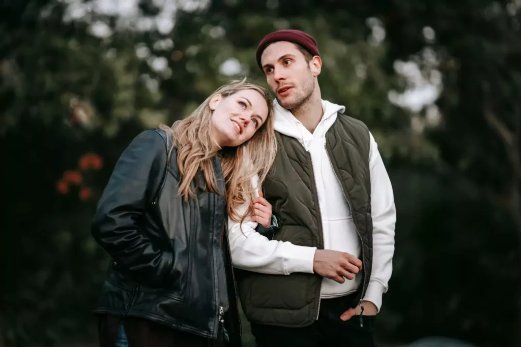 a dating couple, the woman leans on the man's shoulder